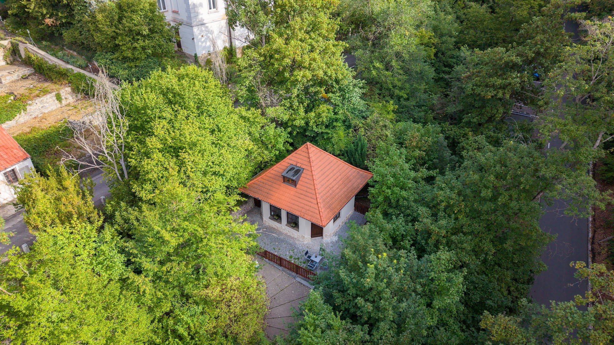 Letecký pohled na chalupu pod hradem Karlštejn