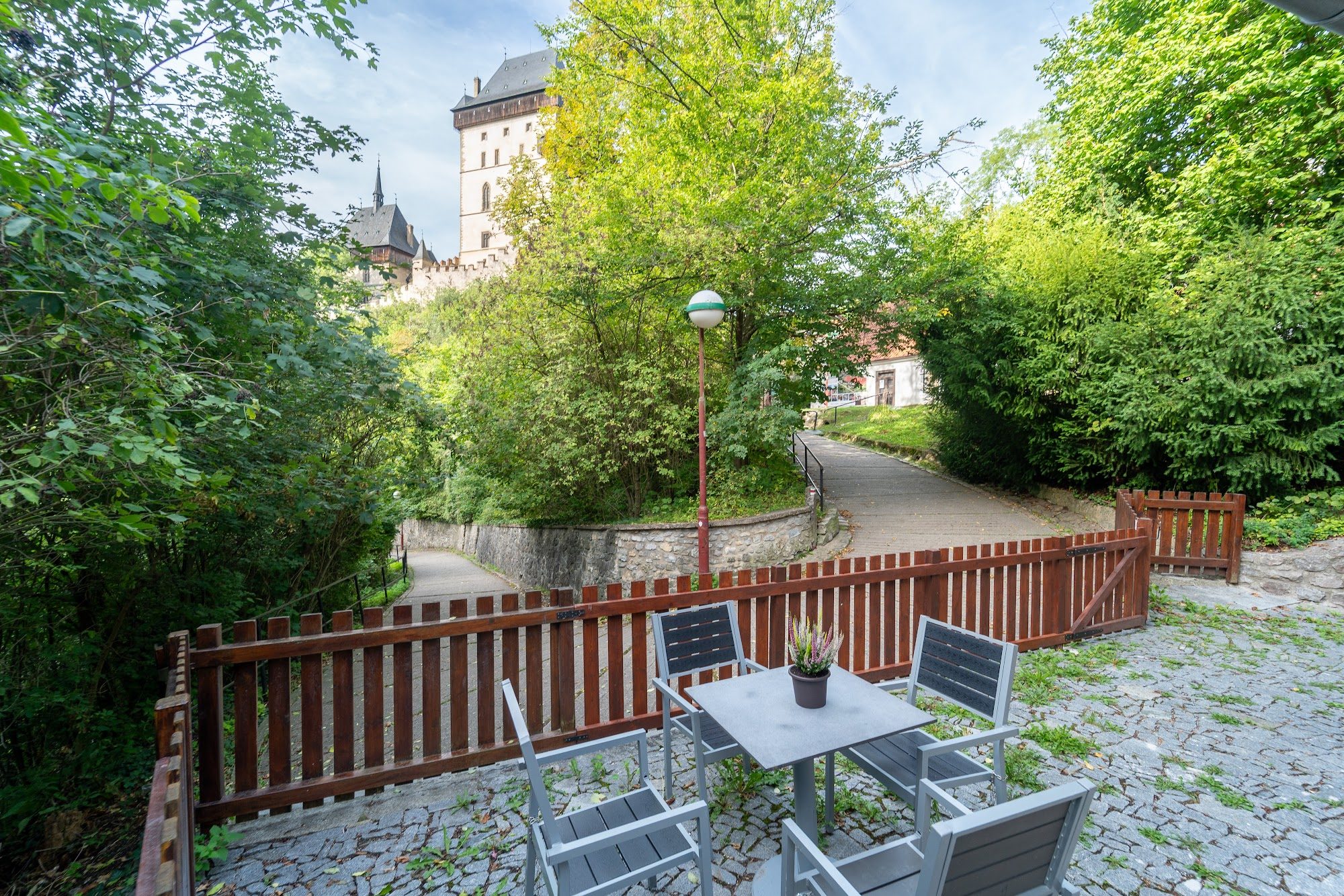 Terasa s posezením a výhledem na hrad Karlštejn